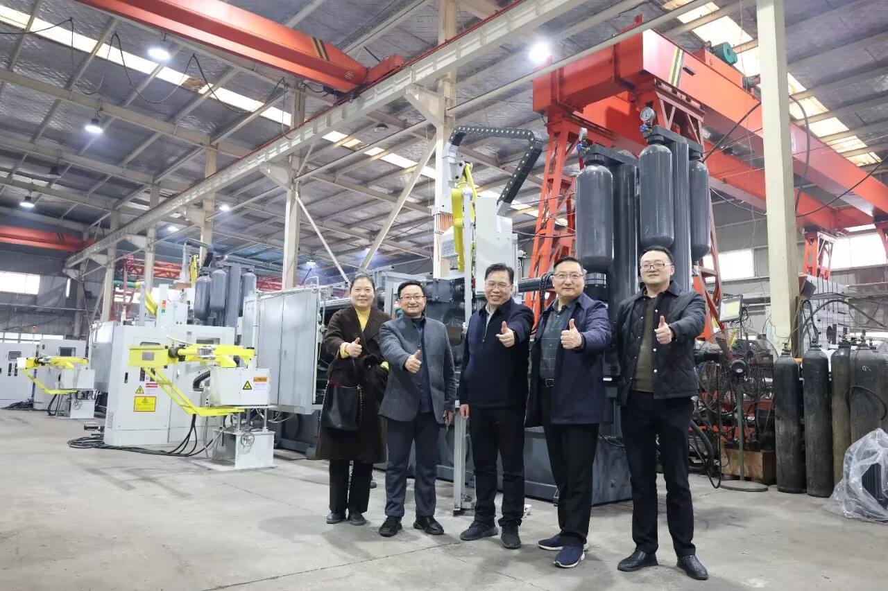 Wujie, presidente da Anhui Grain Engineering Vocational College, foi a Bengbu Longhua para discutir o projeto de cooperação 