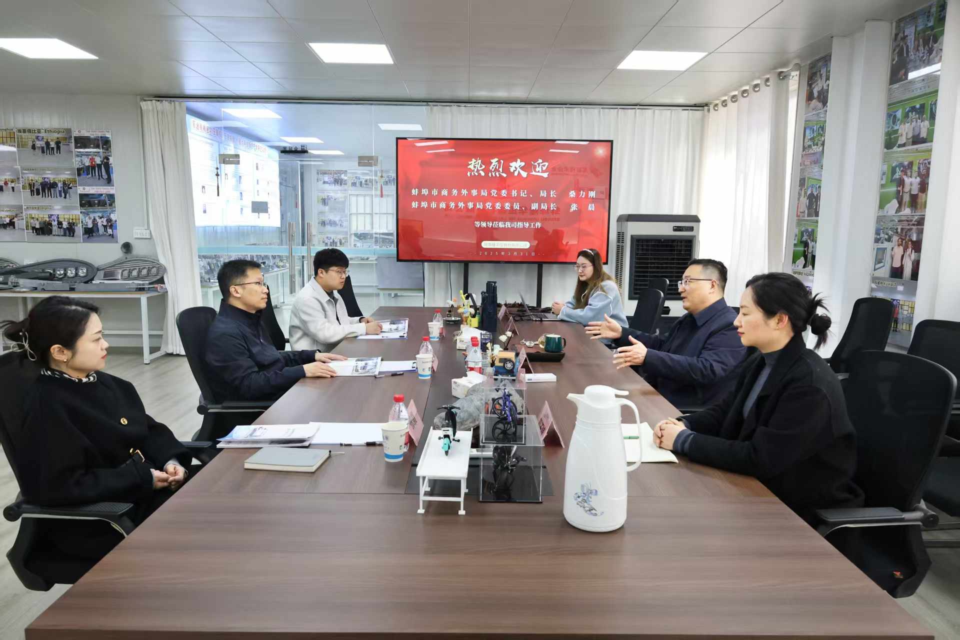 Líderes do Departamento Municipal de Comércio e Relações Exteriores de Bengbu visitaram a Longhua Technology para discutir estratégias de expansão de mercados internacionais